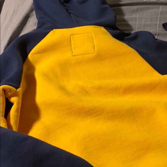 Hollister hoodie size xs , not true to size ! - Picture 7 of 7